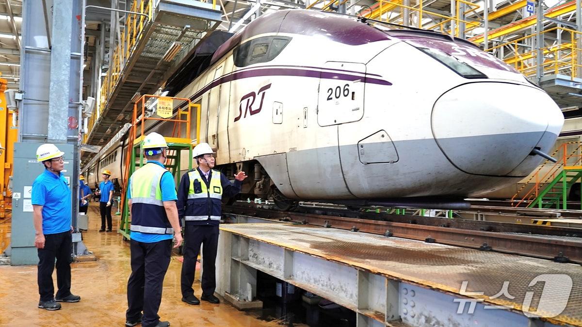 본문 이미지 - 정정래 코레일 사장직무대행(오른쪽)이 10일 광주광역시에 있는 호남철도차량정비단에서 추석대수송을 앞두고 SRT와 KTX 정비현장을 점검하고 있다.(코레일 제공) /뉴스1