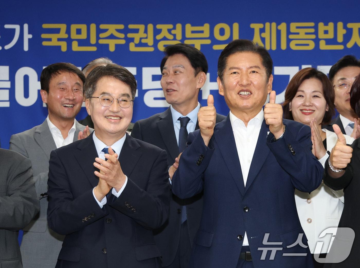 본문 이미지 - 지난달 10일 경기 수원시 영통구 경기도청에서 열린 &#39;경기 현장 예산정책협의회&#39;에 앞서 김동연 경기도지사와 정청래 더불어민주당 대표가  내빈들과 함께 기념촬영을 하고 있다. /뉴스1