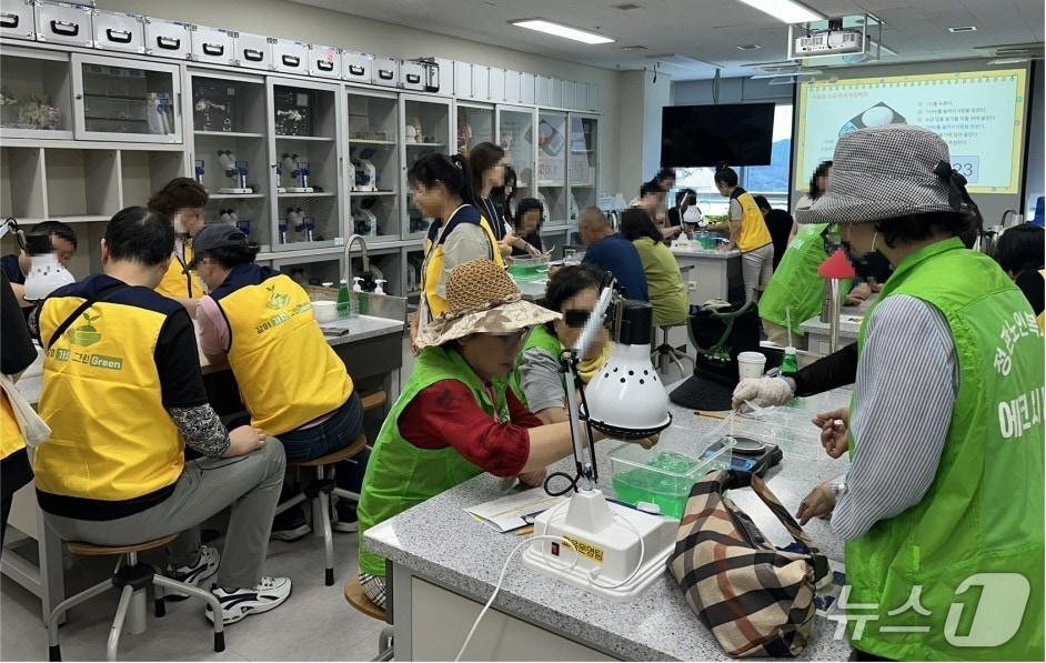 본문 이미지 - 정신건강, 복지기관 이용자와 지역 주민들이 함께 국립부산과학관에서 체험활동을 진행하고 있다.&#40;기장군 제공. 재판매 및 DB금지&#41;