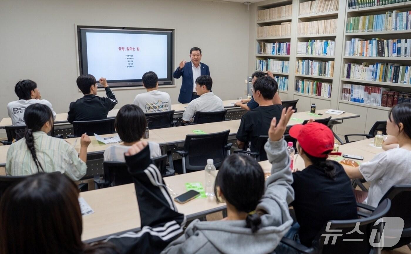 충북 증평군은 청주대학교 조경학과와 협력해 올해 말까지 증평 원도심 기록 프로젝트를 추진하기로 하고 10일 청주대 학생들을 대상으로 오리엔테이션을 했다.(증평군 제공, 재판매 및 DB금지)/뉴스1