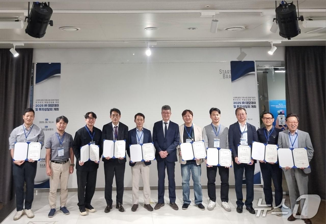 본문 이미지 - 최병남 스마트제조혁신추진단 본부장&#40;왼쪽 다섯번째&#41;이 &#39;2025 스마트공장 참여기업 대상 IR 데모데이 및 투자상담회&#39; 참여 기업과 함께 기념 사진을 찍고 있다.&#40;중소기업기술정보진흥원 제공&#41;