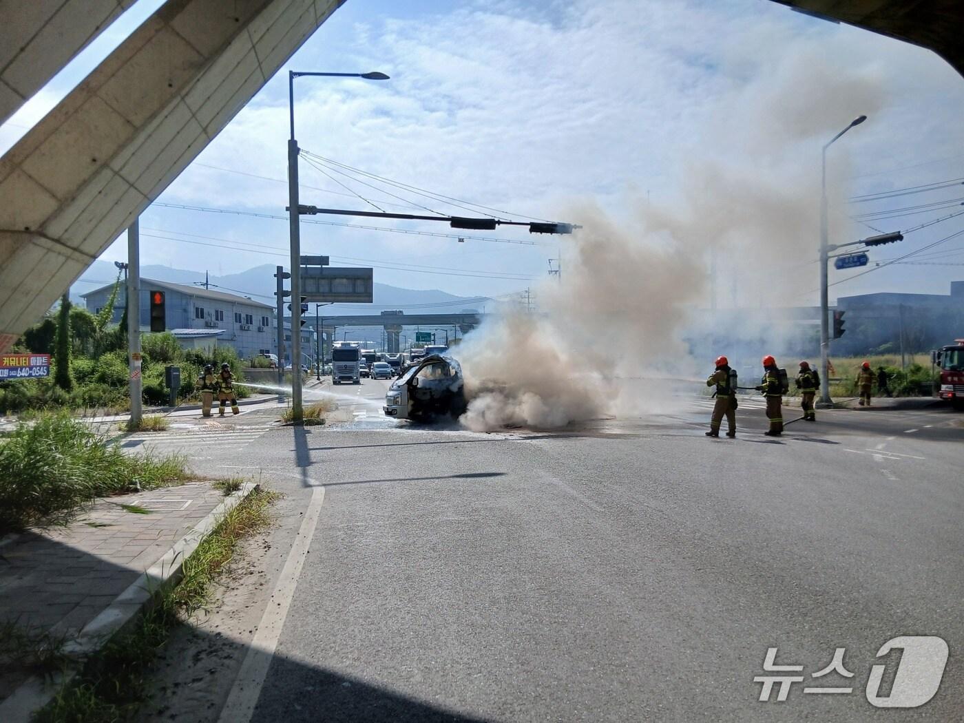 본문 이미지 - 10일 오전 9시32분쯤 충북 음성군 금왕읍 유촌리의 도로를 달리던 1톤 화물차 적재함에서 원인이 확인되지 않은 불이 나 운전자 등 2명이 다쳤다.(음성소방서 제공. 재판매 및 DB금지)/뉴스1