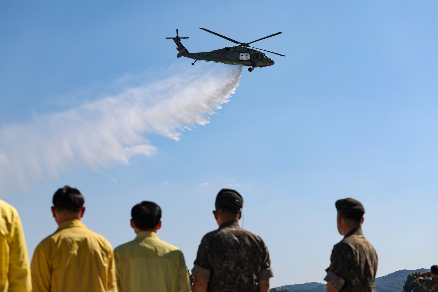 본문 이미지 - 우리 군의 UH60 헬기가 물을 투하하는 모습. (국방부 제공. 재판매 및 DB 금지) 2025.9.10/뉴스1