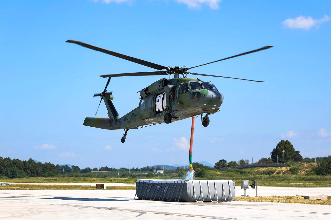 10일 UH60 헬기가 물탱크를 담수하는 모습. &#40;사진은 기사 내용과 무관함&#41; / 뉴스1 ⓒ News1