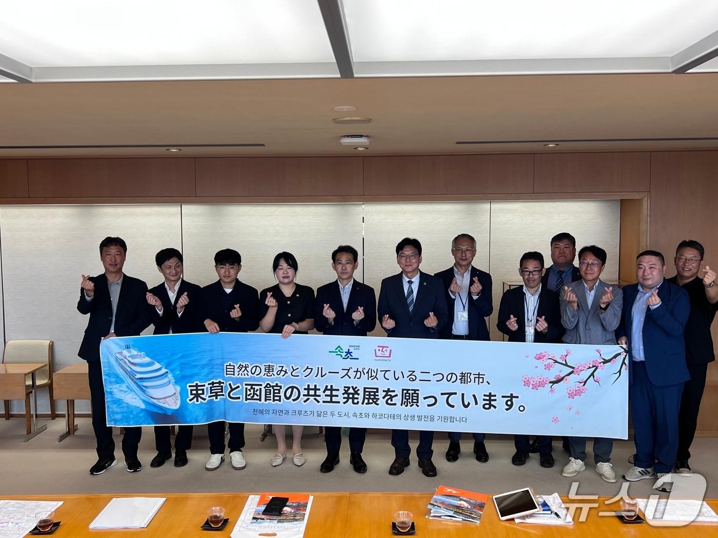 본문 이미지 - 강원 속초시, 일본 하코다테시청 시장실서 오오이즈미 준 시장 예방.&#40;속초시 제공, 재판매 및 DB금지&#41;