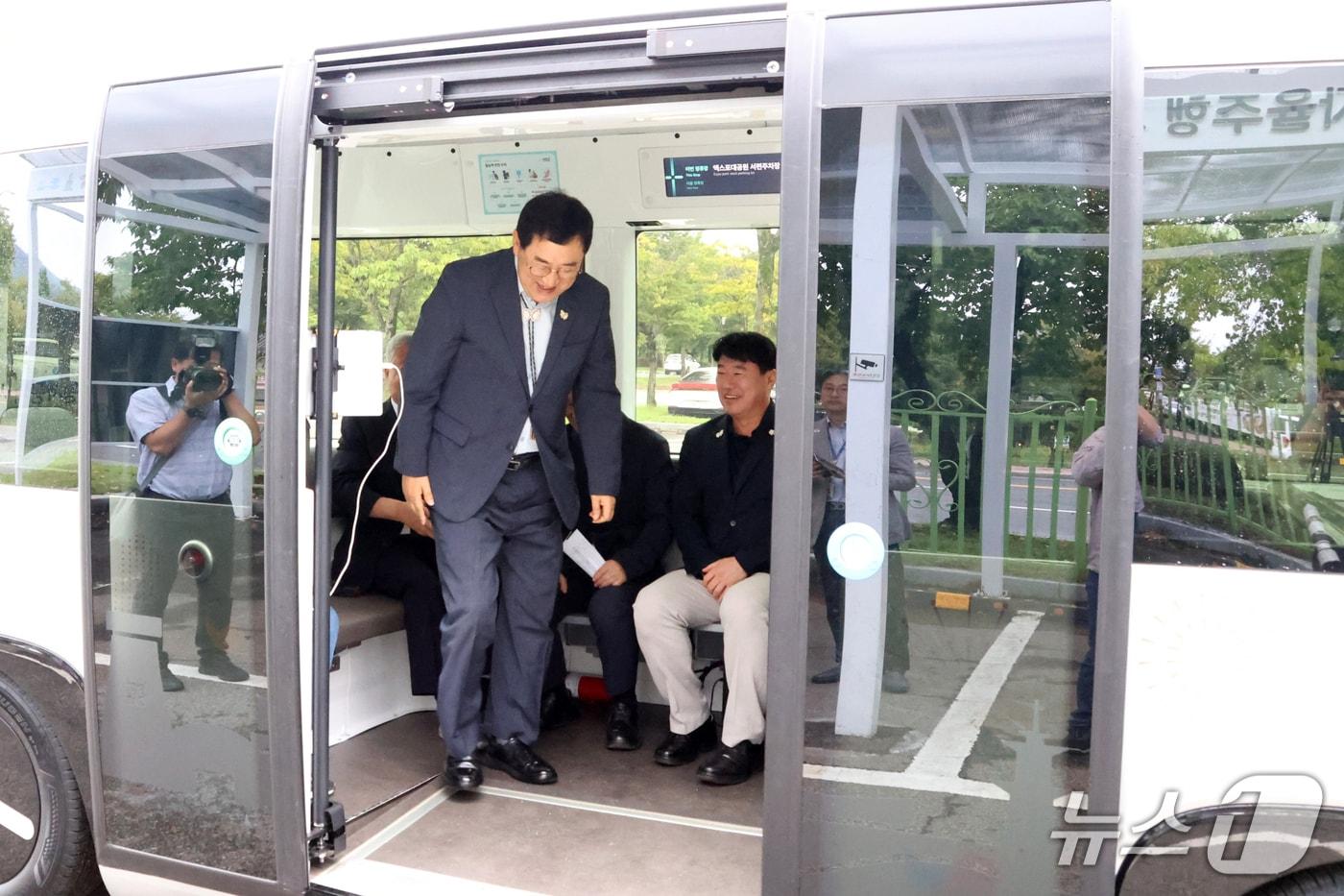 주낙영 경주시장이 10일 APEC 정상회의를 앞두고 보문단지에서 국내 최초로 운행을 시작한 레벨4 자율주행차를 체험한 후 하차하고 있다.(경주시 제공, 재판매 및 DB금지) 2025.9.10/뉴스1 