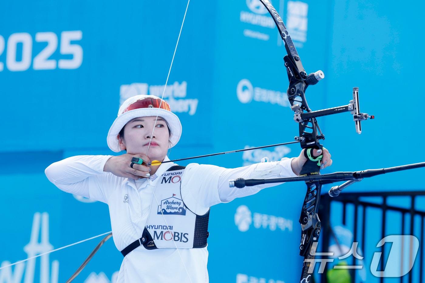 10일 오후 광주 동구 5·18민주광장에서 열린 2025 세계양궁선수권대회 리커브 여자 단체전 동메달 결정전에서 강채영이 화살을 쏘고 있다. 2025.9.10/뉴스1 ⓒ News1 김태성 기자