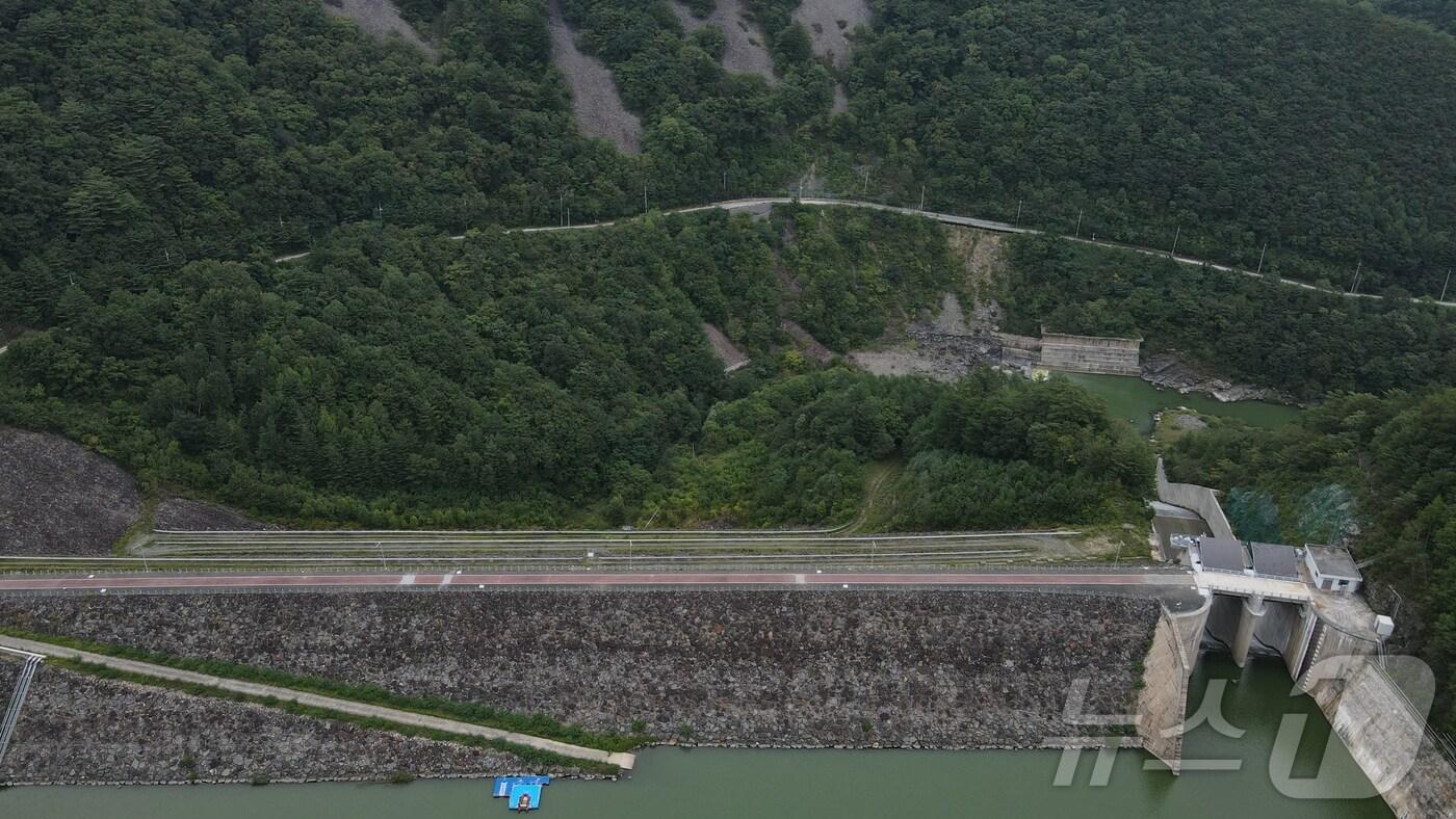 &#40;사진은 기사 내용과 무관함&#41; 환경부와 강원 강릉시가 10일 공동 발표를 통해 강원 평창군 대관령면 도암댐을 한시적으로 활용해 강릉지역 가뭄 대응에 나서기로 했다. 이달 9일 도암댐의 모습. &#40;독자 제공. 재판매 및 DB금지&#41; 2025.9.10./뉴스1 2025.9.10/뉴스1 ⓒ News1 신관호 기자