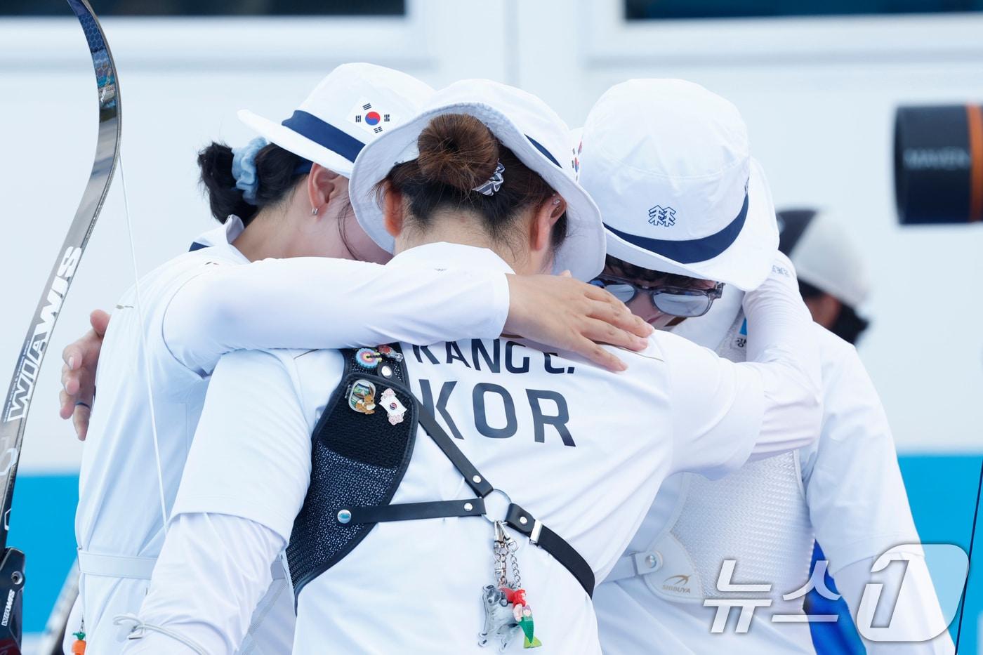 10일 오후 광주 동구 5·18민주광장에서 열린 2025 세계양궁선수권대회 리커브 여자 단체전 동메달 결정전에서 한국 안산, 강채영, 임시현이 서로를 격려하고 있다. 2025.9.10/뉴스1 ⓒ News1 김태성 기자