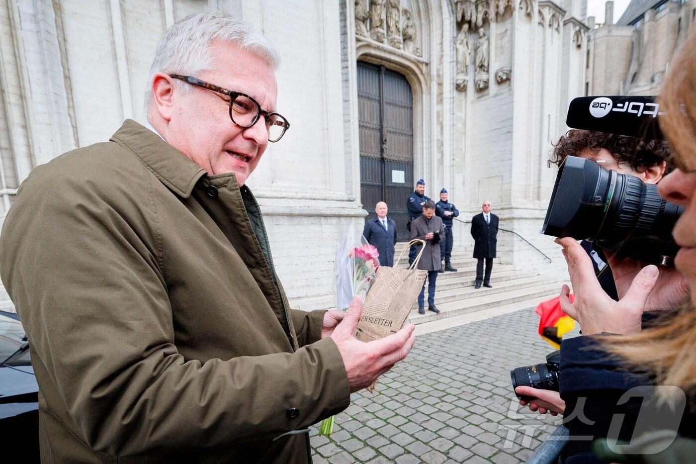 벨기에 필리프 국왕의 동생인 로랑 왕자가 2024년 11월 15일(현지시간) 브뤼셀 생 미카엘 및 생 구둘라 대성당에서 국왕 축일을 맞아 열린 테 데움 미사에 참석한 뒤 취재진에게 발언하고 있다. 2024.11.15. ⓒ AFP=뉴스1 ⓒ News1 윤다정 기자