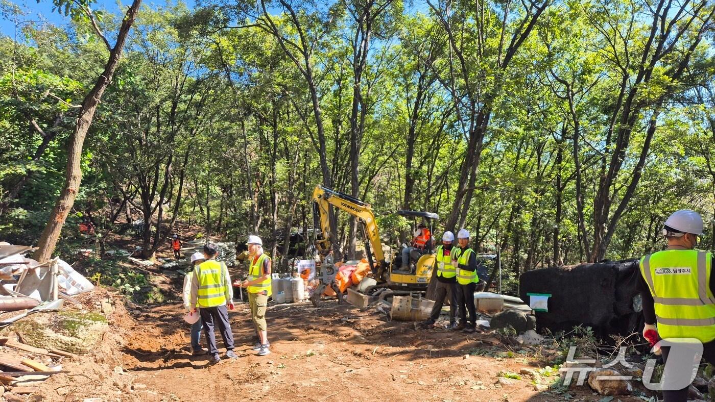 10일 주광덕 남양주시장이 불암산 일대 불법 건축물들에 대한 행정대집행을 진두지휘하는 모습. &#40;남양주시 제공. 재판매 및 DB금지&#41;