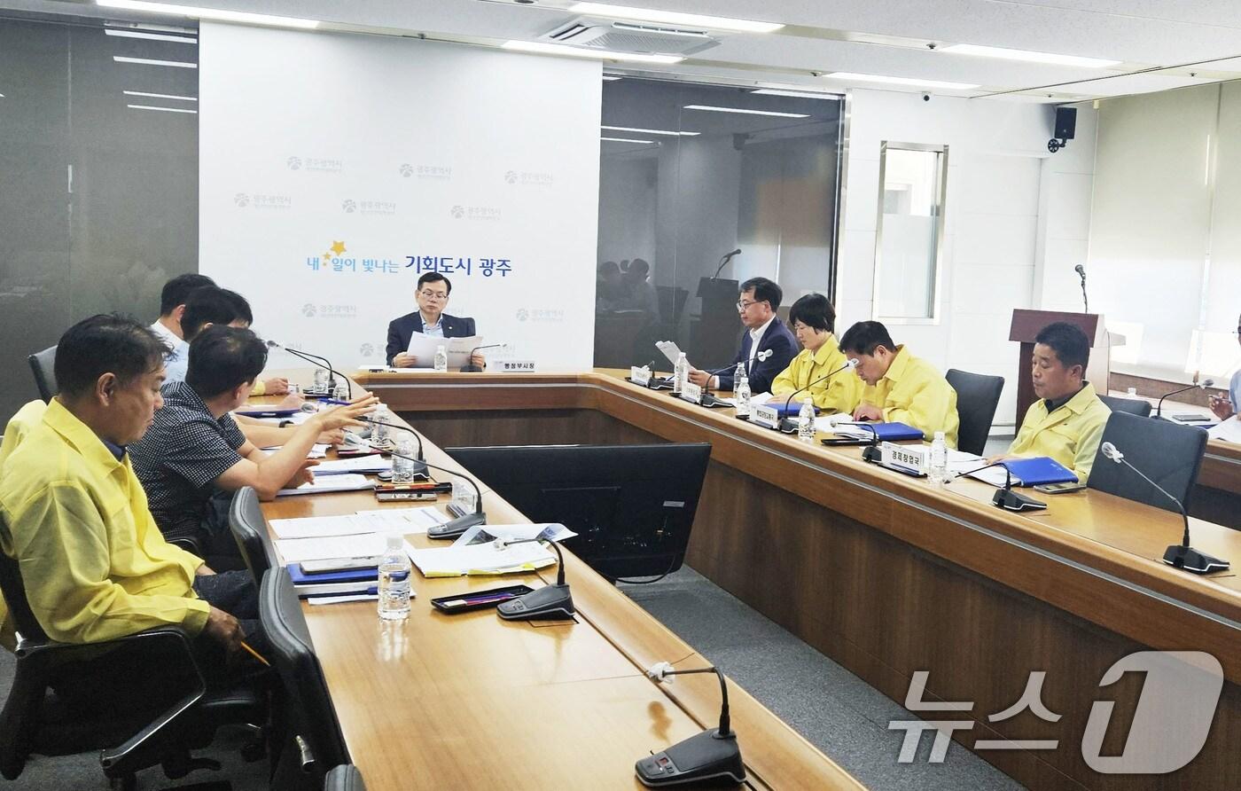 고광완 광주시 행정부시장이 10일 시청 재난안전상황실에서 공공분야 중대재해 예방을 위한 안전 점검 회의를 열고 있다.(광주시 제공. 재판매 및 DB 금지) ⓒ News1 박준배 기자