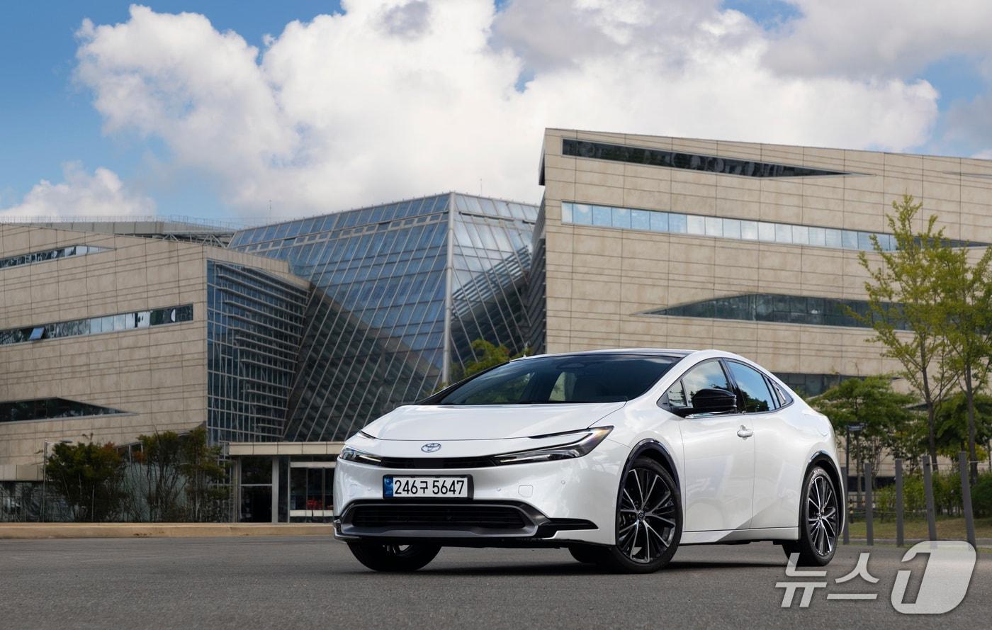 2026년형 프리우스 HEV AWD XLE 