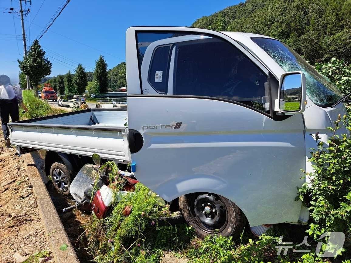 본문 이미지 - 강원 홍천 영귀미면 속초2리 교통사고 현장.&#40;강원도소방본부 제공, 재판매 및 DB금지&#41;
