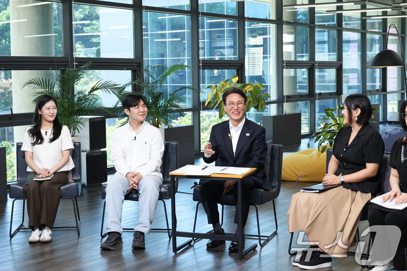 본문 이미지 - 김민석 국무총리가 10일 서울 성북구 한국예술종합학교 석관동 캠퍼스에서 열린 미래대화 1·2·3에서 참석자들과 대화를 있다. (총리실 제공. 재판매 및 DB 금지) 2025.9.10/뉴스1