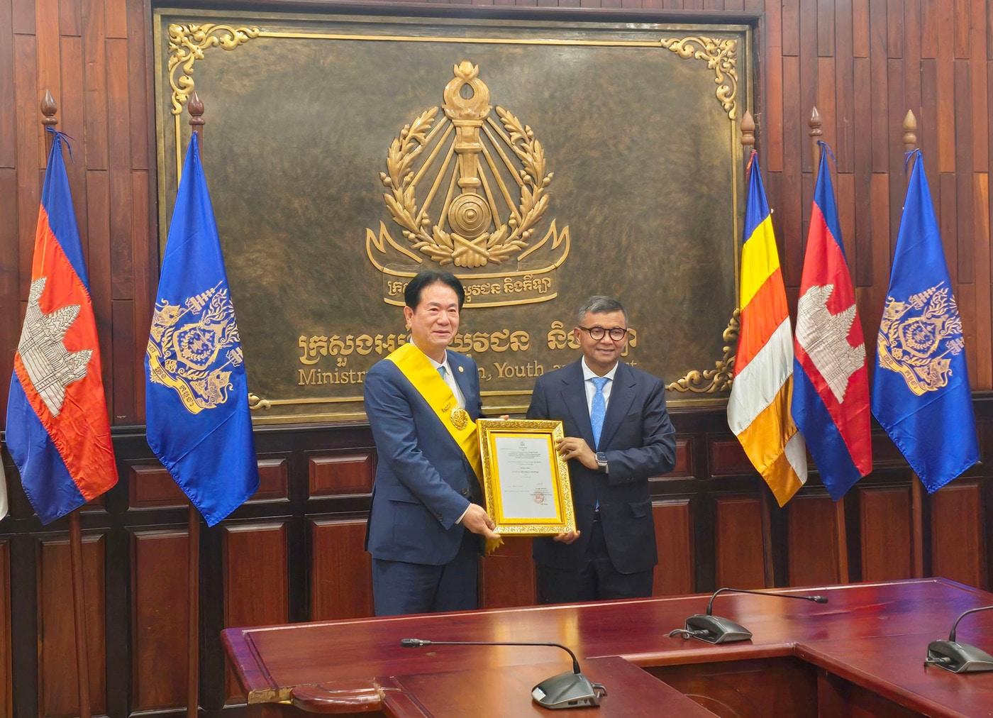 본문 이미지 - 이동섭 국기원장이 캄보디아 국왕 훈장을 받았다. &#40;국기원 제공&#41;