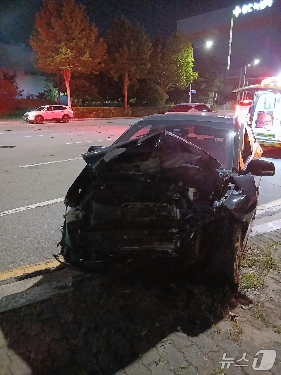 본문 이미지 - 지난 9일 오후 10시 20분쯤 충북 청주시 청원구 오창읍 한 도로에서 음주 교통사고가 나 1명이 다쳤다.(청주동부소방서 제공. 재판매 및 DB금지)/뉴스1