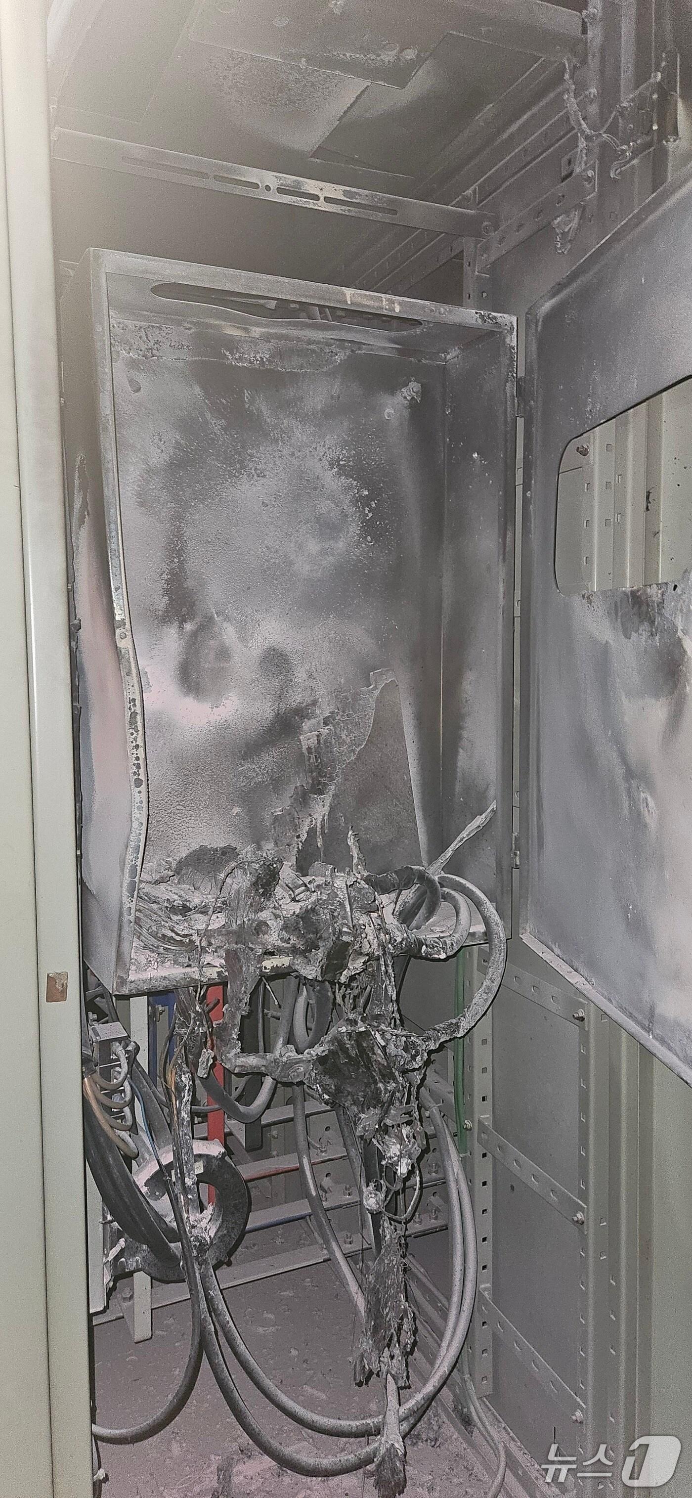 본문 이미지 - 화재가 발생한 전기실.(부산소방본부 제공. 재판매 및 DB금지)