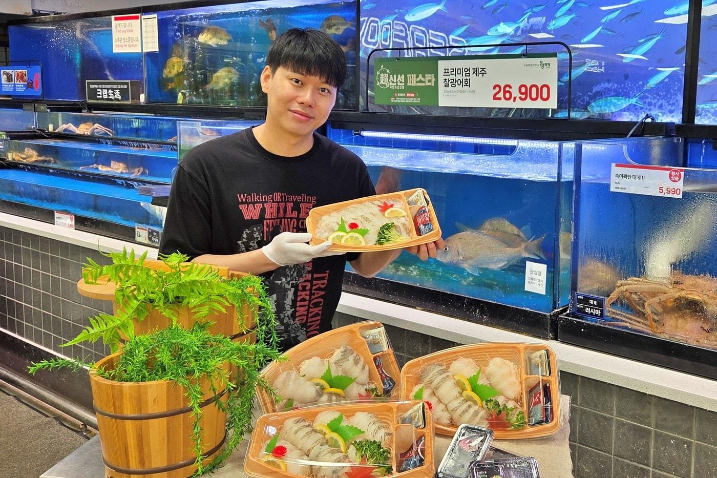 롯데마트는 국민 횟감의 대명사인 광어 가격 부담을 낮추기 위해 대체 횟감으로 찰광어를 선보인다.(롯데마트제공)