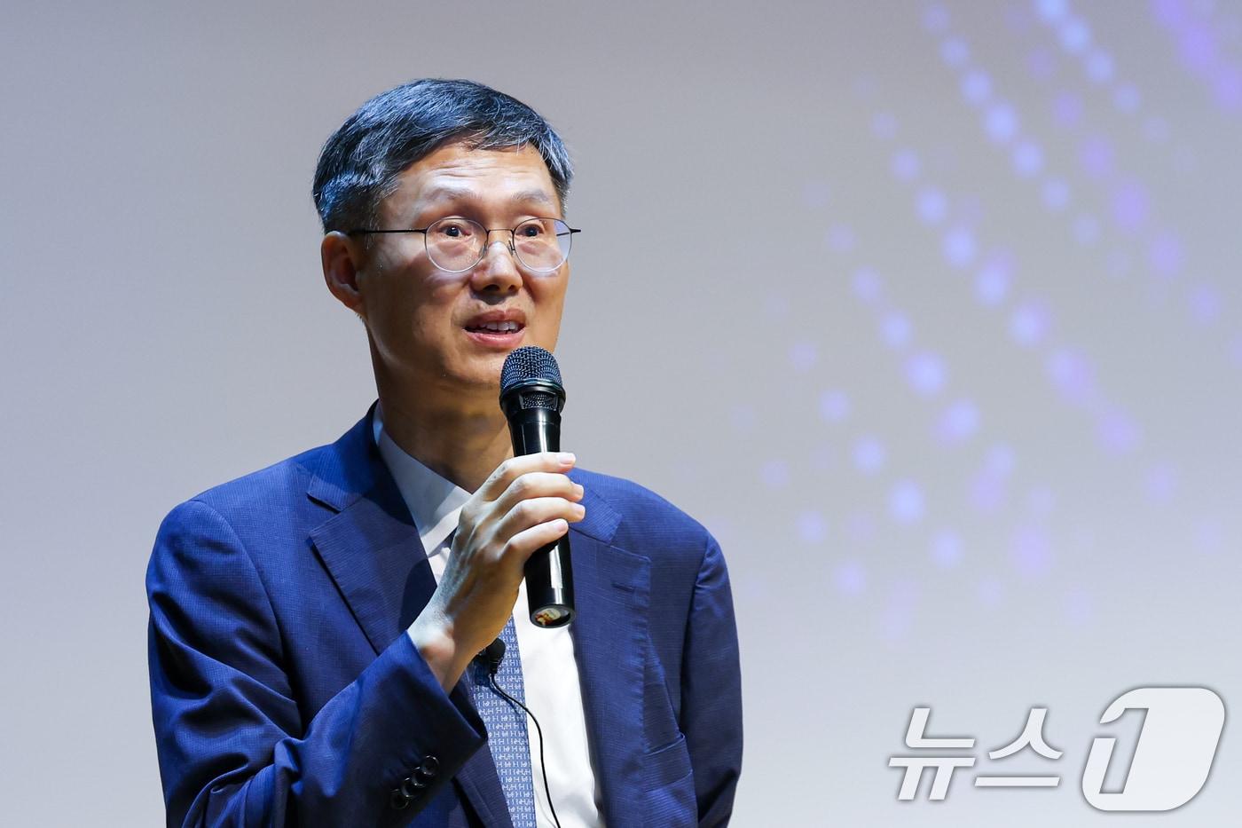 문형배 전 헌법재판소장 권한대행이 10일 오후 서울 마포구 서강대학교 성이냐시오관에서 '법률가의 길-헌법소원과 민주주의'를 주제로 특별강연을 하고 있다. 2025.9.10/뉴스1 ⓒ News1 안은나 기자