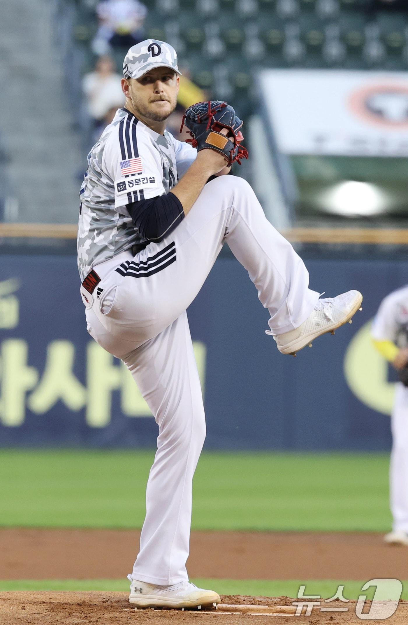 본문 이미지 - 10일 서울 송파구 잠실야구장에서 열린 프로야구 &#39;2025 신한 SOL뱅크 KBO 리그&#39; LG트윈스와 두산 베어스의 경기에서 두산 선발 콜어빈이 역투하고 있다. 2025.9.10/뉴스1 ⓒ News1 이광호 기자