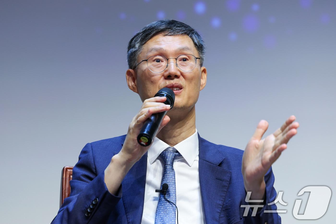 문형배 전 헌법재판소장 권한대행이 10일 오후 서울 마포구 서강대학교 성이냐시오관에서 &#39;법률가의 길-헌법소원과 민주주의&#39;를 주제로 특별강연을 마친 뒤 Q&A 시간을 갖고 있다. 2025.9.10/뉴스1 ⓒ News1 안은나 기자