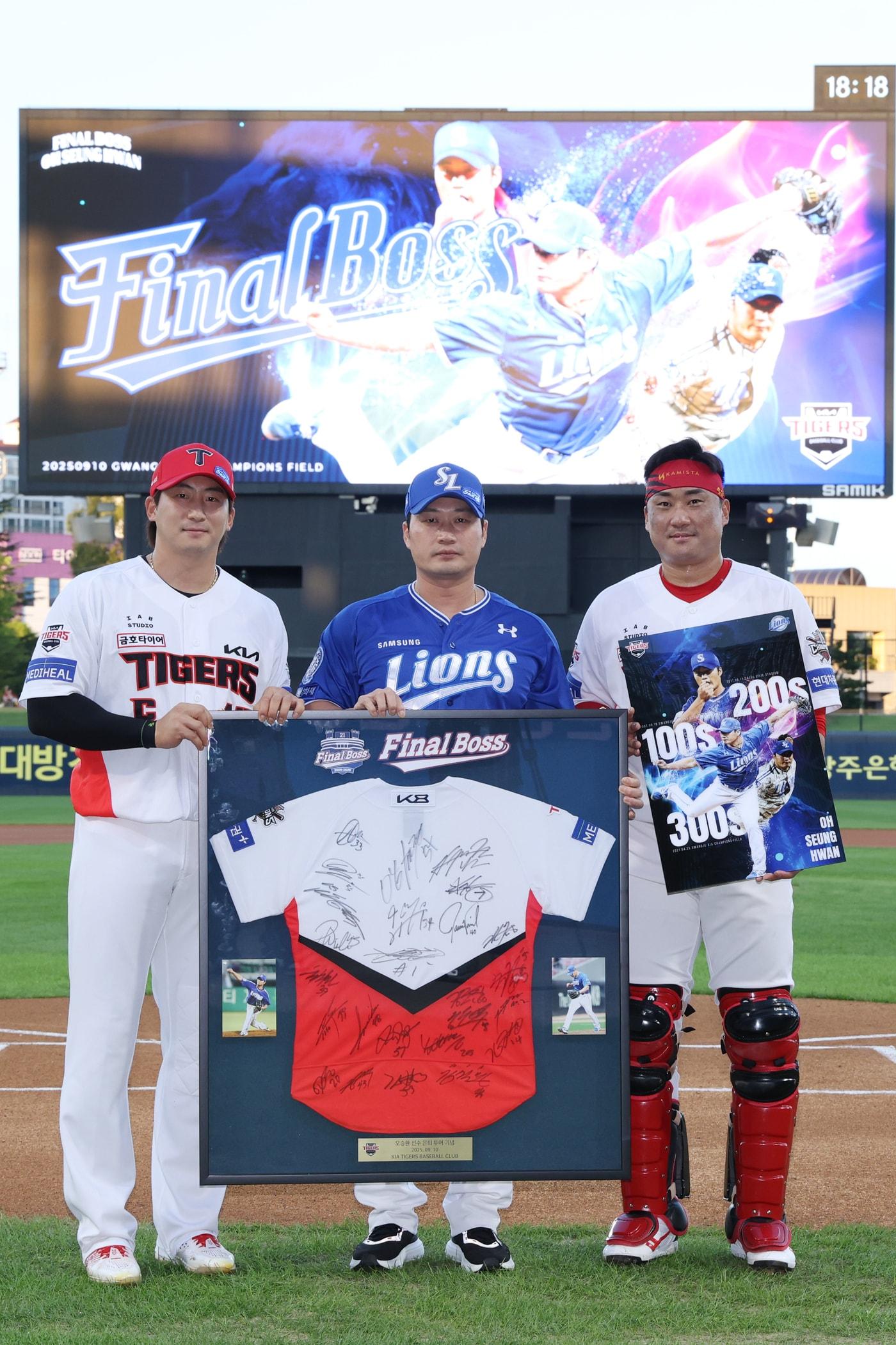 본문 이미지 - 오승환&#40;삼성&#41;이 10일 광주 기아 챔피언스필드에서 열린 2025 신한 SOL뱅크 KBO리그 KIA 타이거즈와의 경기를 앞두고 진행된 은퇴 투어 이후 나성범, 김태군과 기념 촬영을 하고 있다. &#40;KIA 제공&#41;
