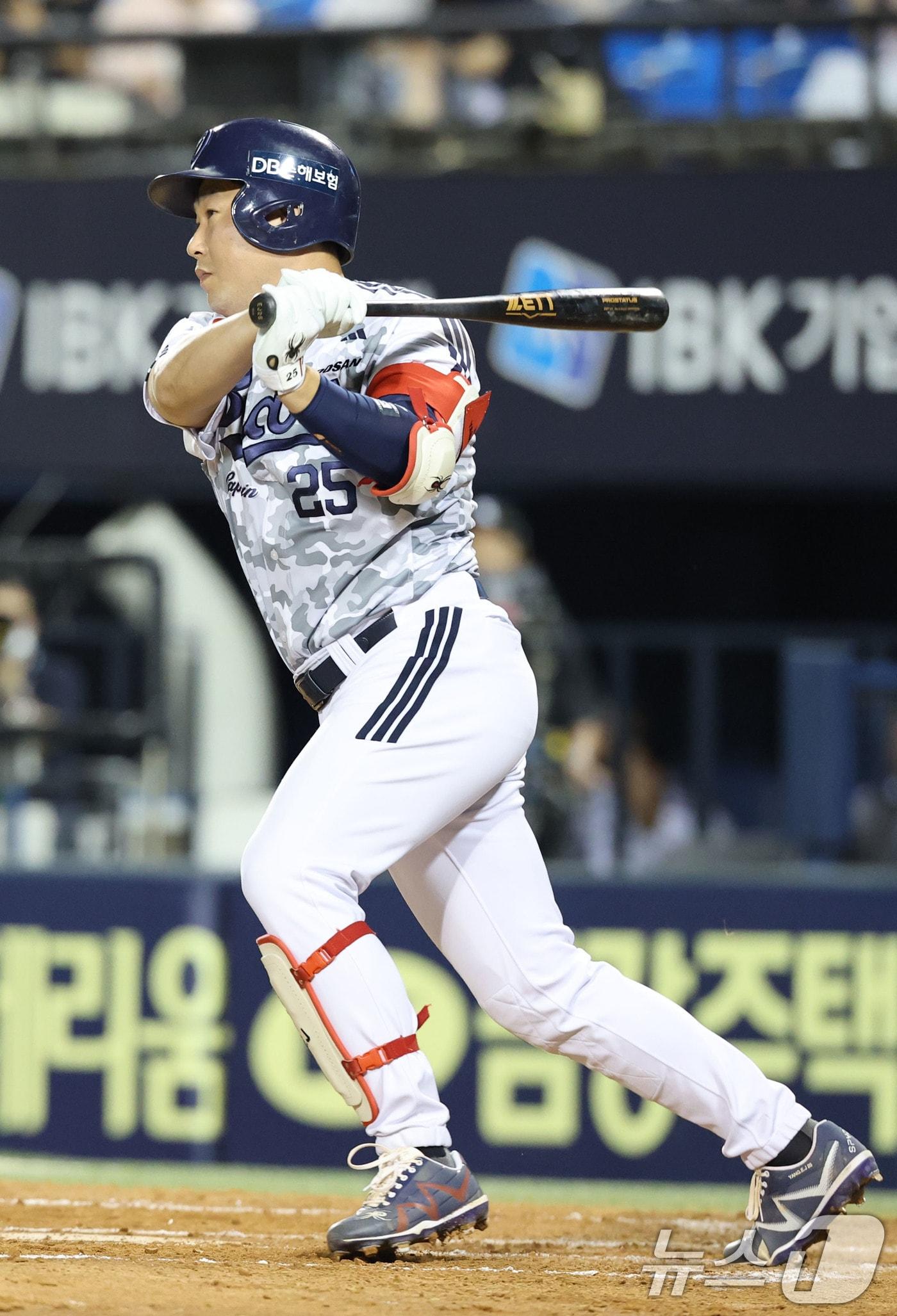 본문 이미지 - 10일 서울 송파구 잠실야구장에서 열린 프로야구 &#39;2025 신한 SOL뱅크 KBO 리그&#39; LG트윈스와 두산 베어스의 경기에서 두산 3회말 2사 1루 상황때 양의지가 안타를 치고 있다. 2025.9.10/뉴스1 ⓒ News1 이광호 기자