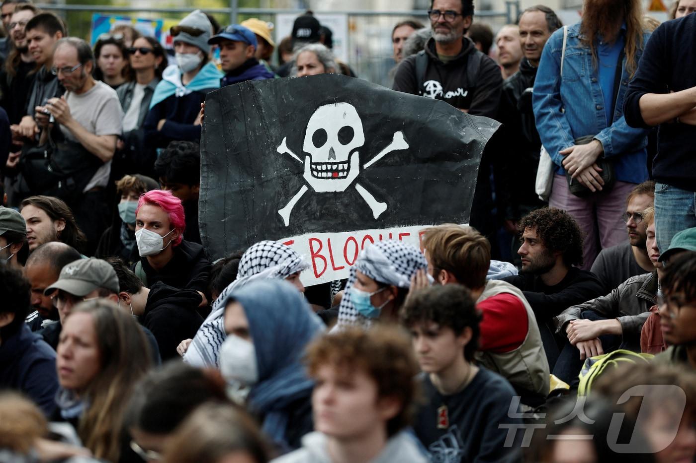2025년 9월 10일 프랑스 파리 북역&#40;Gare du Nord&#41; 앞에서 열린 &#39;모든 것을 멈춰라&#39;&#40;Bloquons Tout&#41; 시위에 참여한 시민 한 명이 거리 한복판에 앉아 길을 막으며 해적기를 들어올리고 있다. 2025.09.10. ⓒ 로이터=뉴스1 ⓒ News1 윤다정 기자