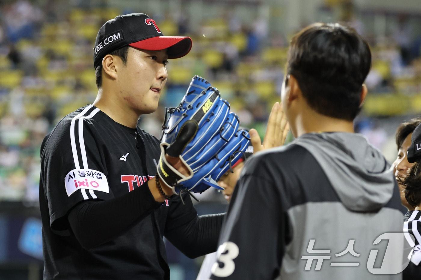 10일 서울 송파구 잠실야구장에서 열린 프로야구 &#39;2025 신한 SOL뱅크 KBO 리그&#39; LG트윈스와 두산 베어스의 경기에서 LG선발 손주영이 7대 3으로 앞선 상황에서 7회말 투구를 마친뒤 더그아웃으로 향하고 있다. 2025.9.10/뉴스1 ⓒ News1 이광호 기자