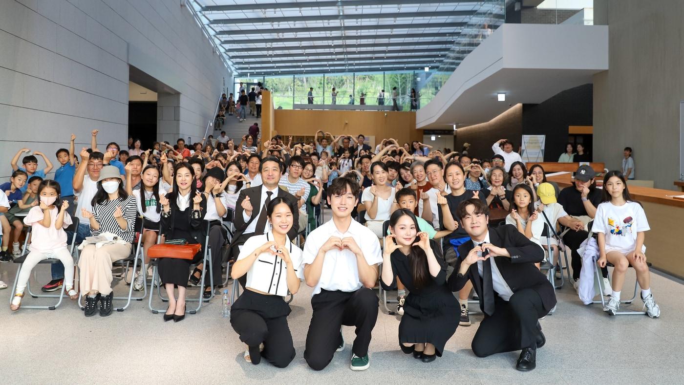 3일 개관 1주년 당일, '대구간송미술관 축제'를 찾은 관람객과 특별공연을 펼친 DIMF 뮤지컬스타가 함께 기념사진을 촬영하고 있다. (대구간송미술관 제공)