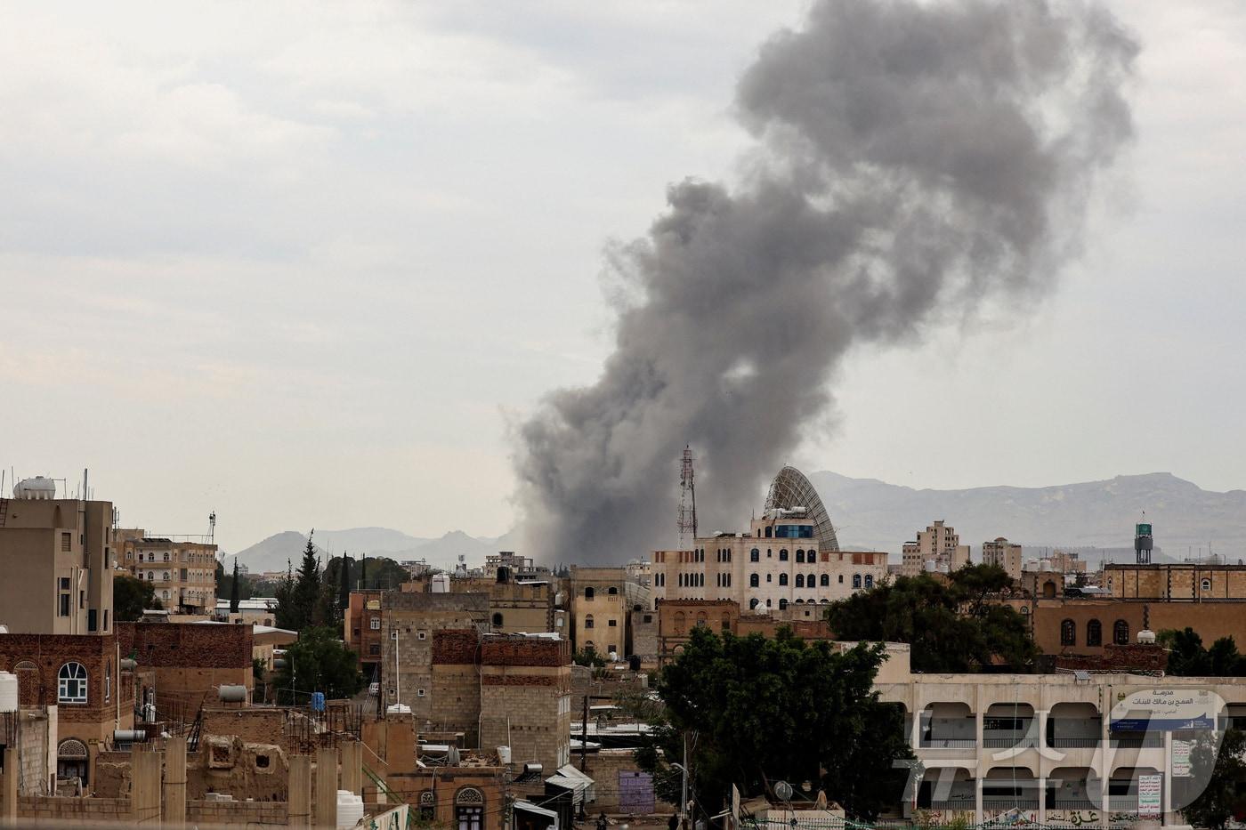 이스라엘이 10일(현지시간) 예멘 후티 반군의 본부와 군사시설을 타격하기 위해 예멘 수도 사나를 공습했다. 2025.9.10. ⓒ 로이터=뉴스1