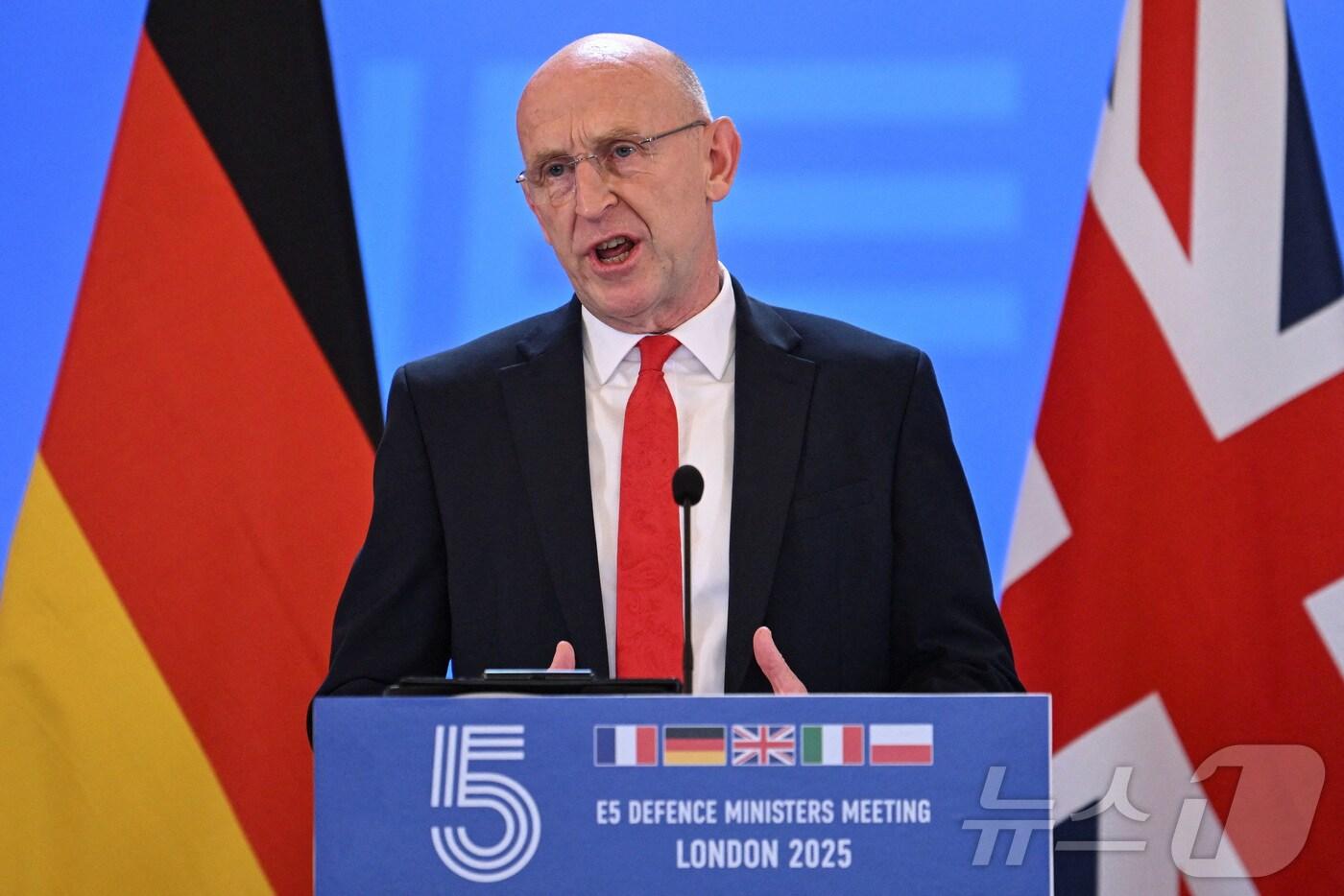 존 힐리 영국 국방장관이 10일&#40;현지시간&#41; 영국 런던에서 열린 유럽 5개국&#40;E5&#41; 국방장관 회의 후 공동 기자회견을 갖고 있다. 2025.9.10. ⓒ 로이터=뉴스1