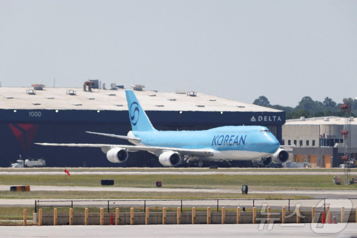 미국 조지아주 현대차그룹-LG에너지솔루션 배터리 합작 공장 건설 현장에서 체포·구금된 한국인들을 태울 대한항공 전세기가 지난 10일&#40;현지시간&#41; 미국 조지아주 하츠필드-잭슨 애틀랜타 국제공항에 대기하고 있다. ⓒ 로이터=뉴스1 ⓒ News1 안은나 기자