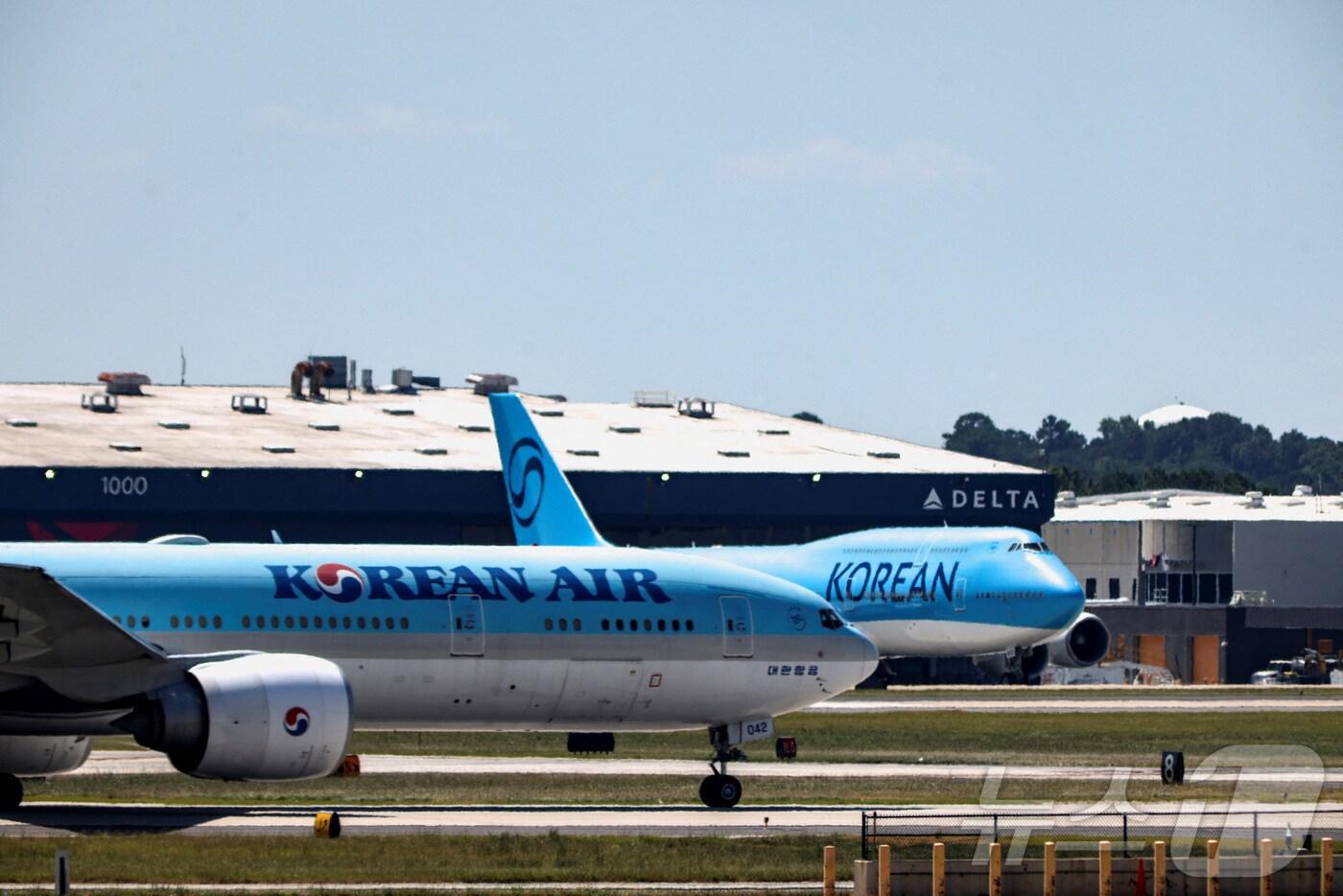 미국 조지아주 현대차그룹-LG에너지솔루션 배터리 합작 공장 건설 현장에서 체포·구금된 한국인들을 태울 대한항공 전세기&#40;오른쪽&#41;가 10일 미국 조지아주 하츠필드-잭슨 애틀랜타 국제공항에 대기하고 있다. ⓒ 로이터=뉴스1 ⓒ News1 안은나 기자