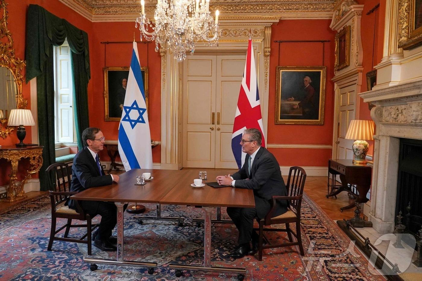 키어 스타머 영국 총리가 10일(현지시간) 이츠하크 헤르조그 이스라엘 대통령과 회담을 가졌다. 2025.9.10. ⓒ AFP=뉴스1