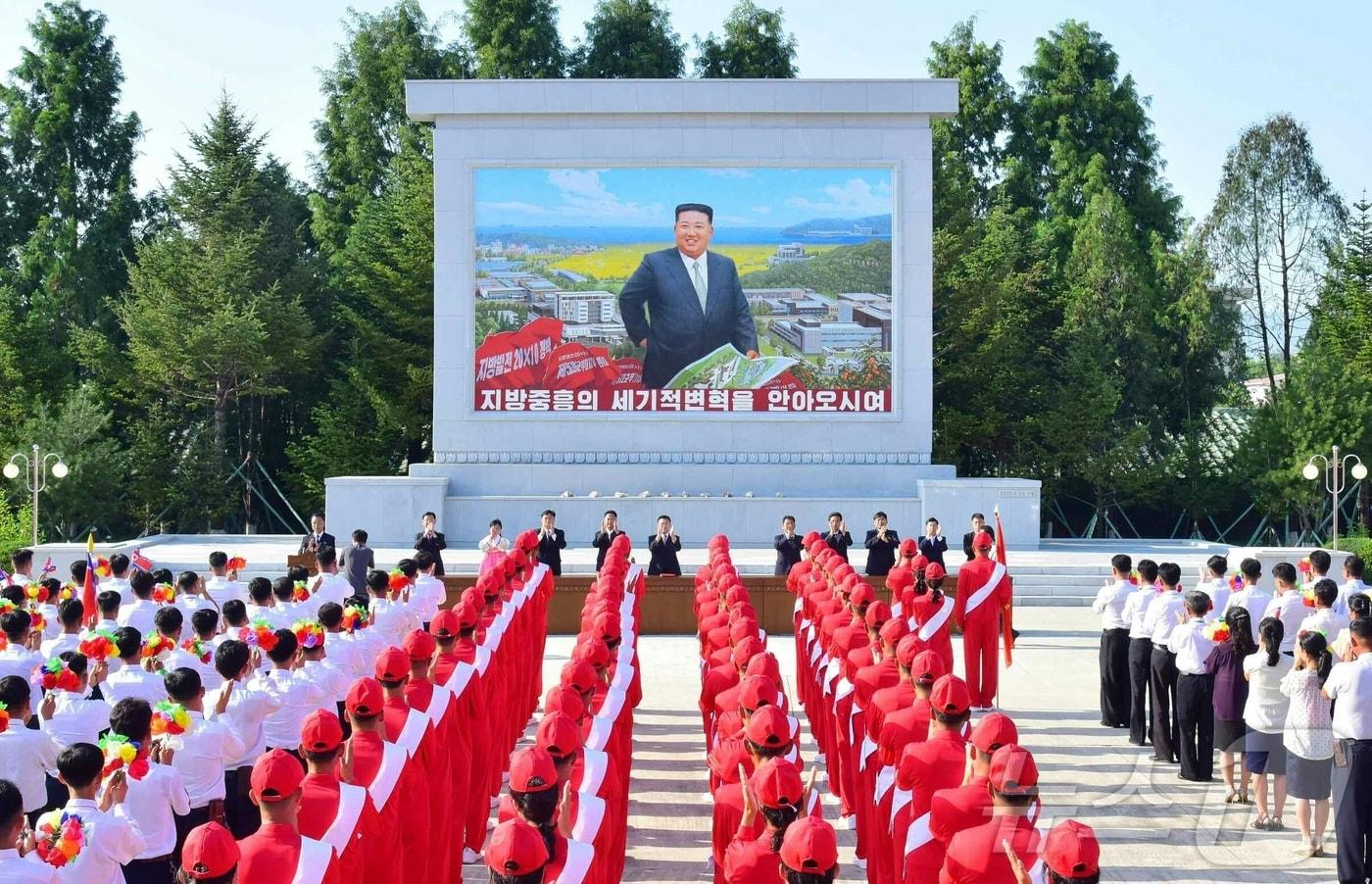 &#40;평양 노동신문=뉴스1&#41; = 북한 노동당 기관지 노동신문은 11일 &#34;경애하는 김정은동지께 삼가 올리는 충성의 편지를 채택하는 각 도군중대회 진행됐다&#34;며 &#34;편지 이어달리기 대열들이 평양을 향해 출발했다&#34;라고 보도했다. [국내에서만 사용가능. 재배포 금지. DB 금지. For Use Only in the Republic of Korea. Redistribution Prohibited] rodongphoto@news1.kr