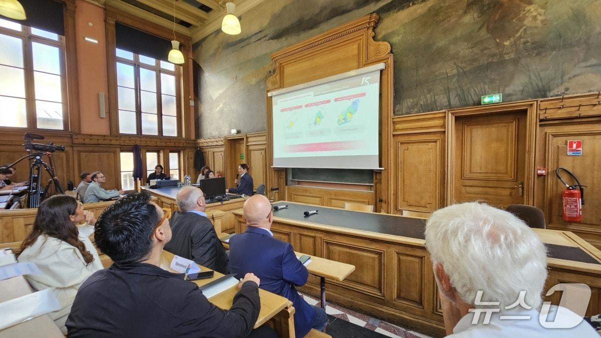 본문 이미지 - 국제회의에서 성희엽 시 미래혁신부시장이 '15분도시' 사업을 소개하고 있다.(부산시 제공. 재판매 및 DB금지)