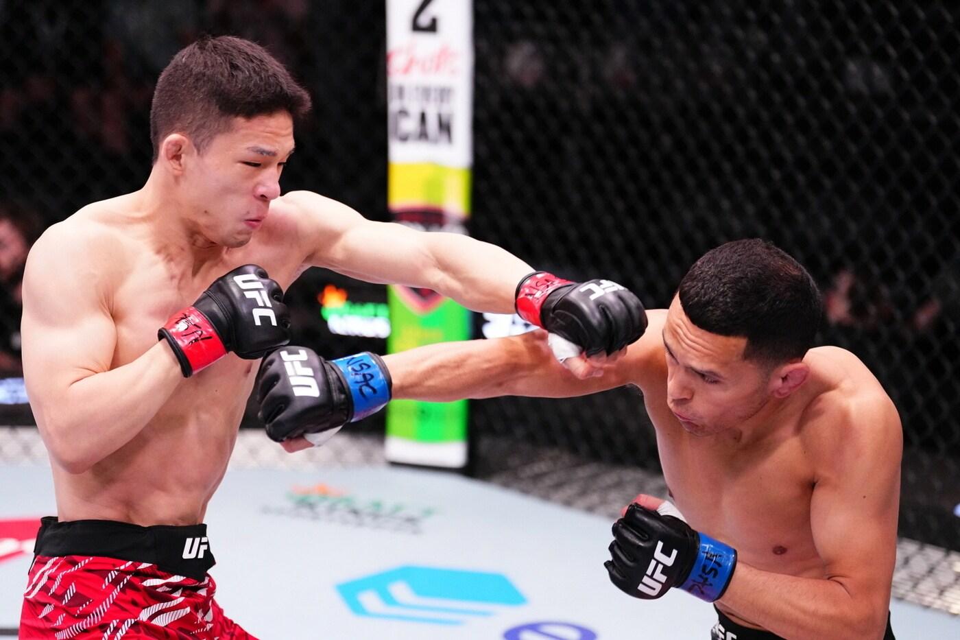 경기하는 박현성&#40;왼쪽&#41;.&#40;UFC 제공&#41;