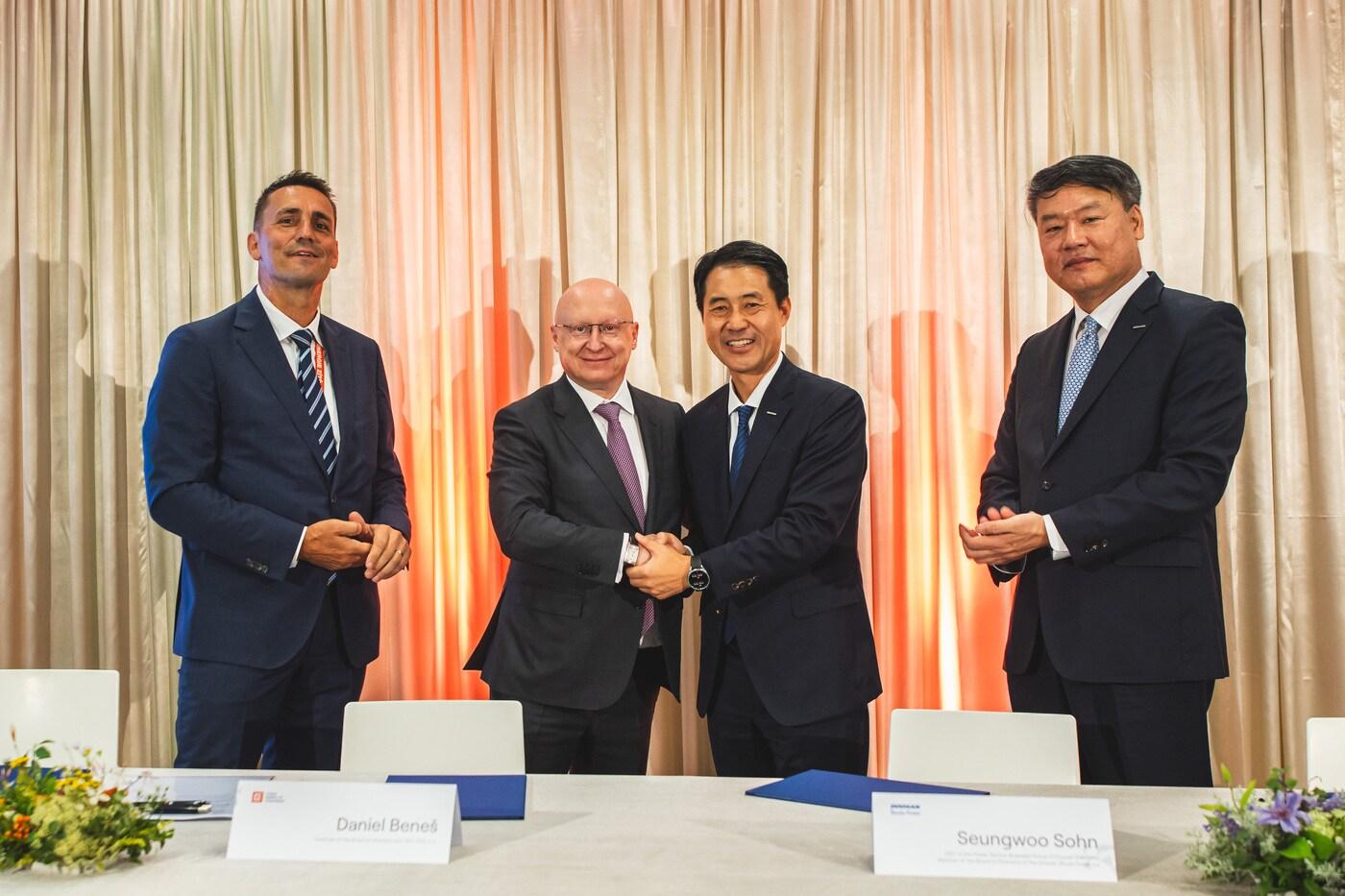 본문 이미지 - 10일(현지 시간) 체코 프라하 CEZ 본사에서 열린 테믈린 원전 1·2호기 발전기 교체 사업 계약 체결식에서 각 사 관계자들이 기념촬영을 하고 있다. (왼쪽부터) CEZ 보흐단 즈로넥 원자력 본부장, 다니엘 베네쉬 CEO, 두산에너빌리티 손승우 파워서비스 BG장, 두산스코다파워 임영기 법인장(두산에너빌리티 제공). ⓒ 뉴스1