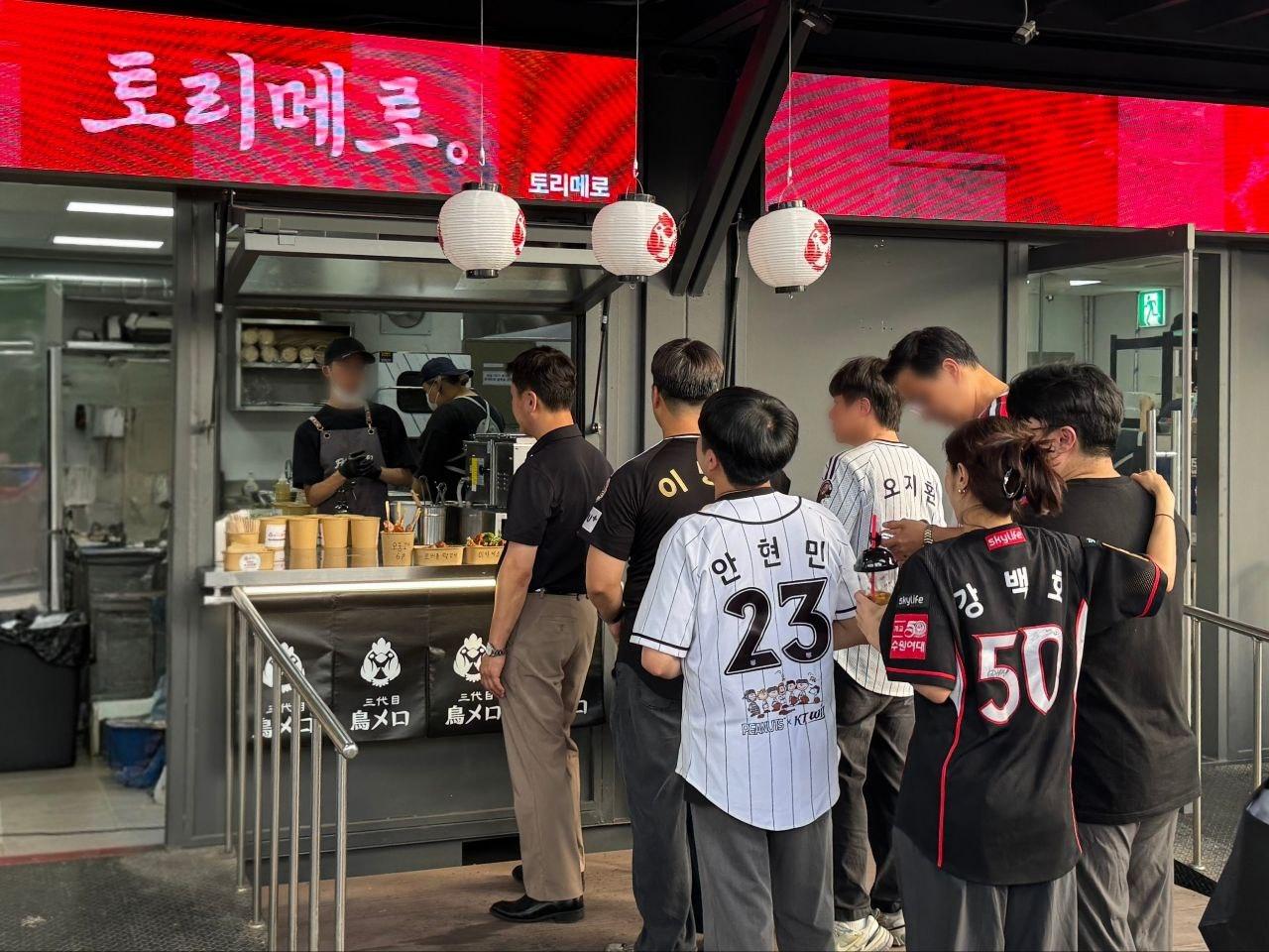 본문 이미지 - 경기도 수원에 위치한 KT위즈파크 토리메로 매장 전경.(BBQ 제공)