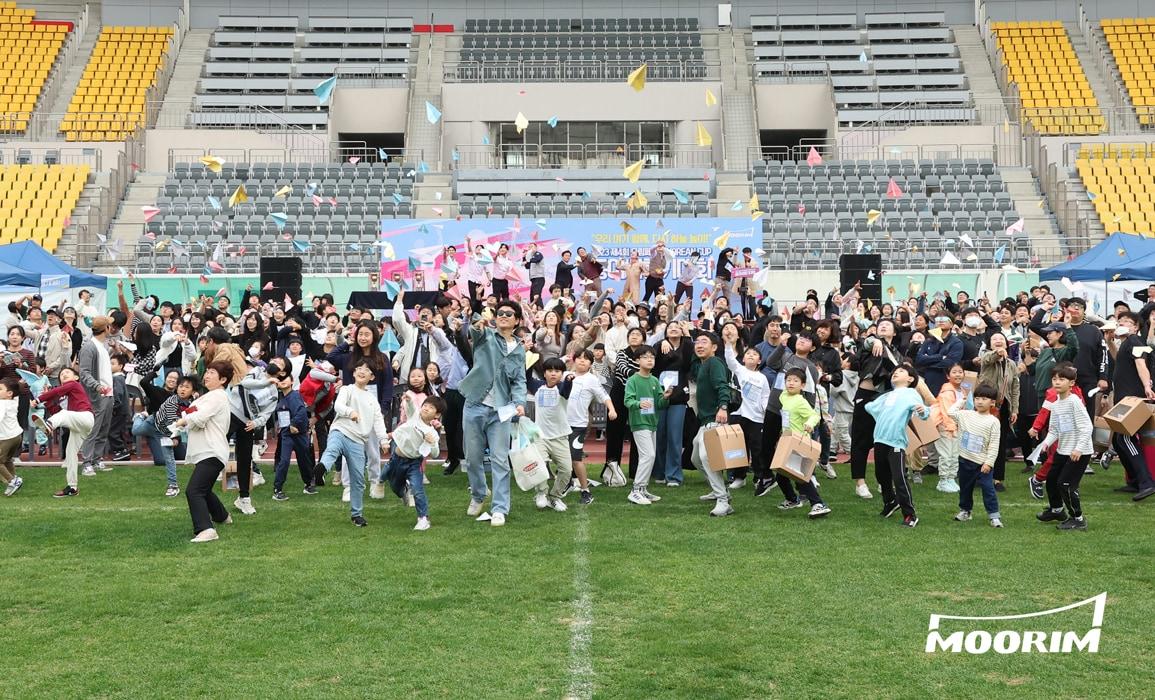 본문 이미지 - 지난해 종이비행기대회 오프닝 세리머니의 모습 &#40;무림페이퍼 제공&#41;