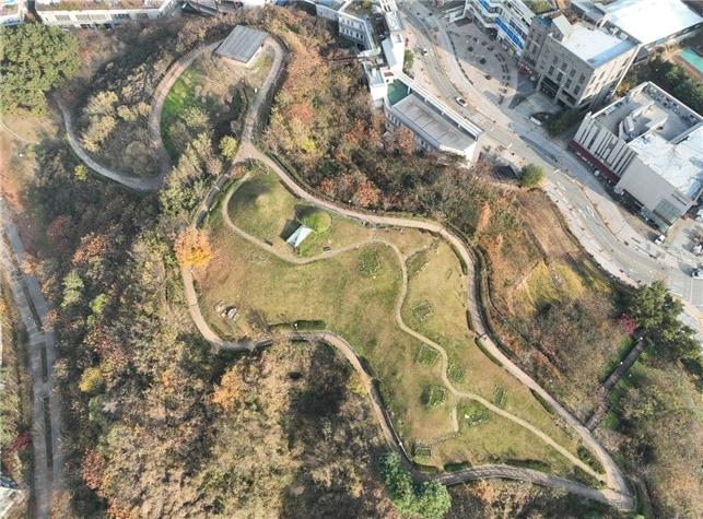 본문 이미지 - 국가사적으로 지정된 세종 한솔동 고분군 전경. (세종시 제공. 재판매 및 DB금지)