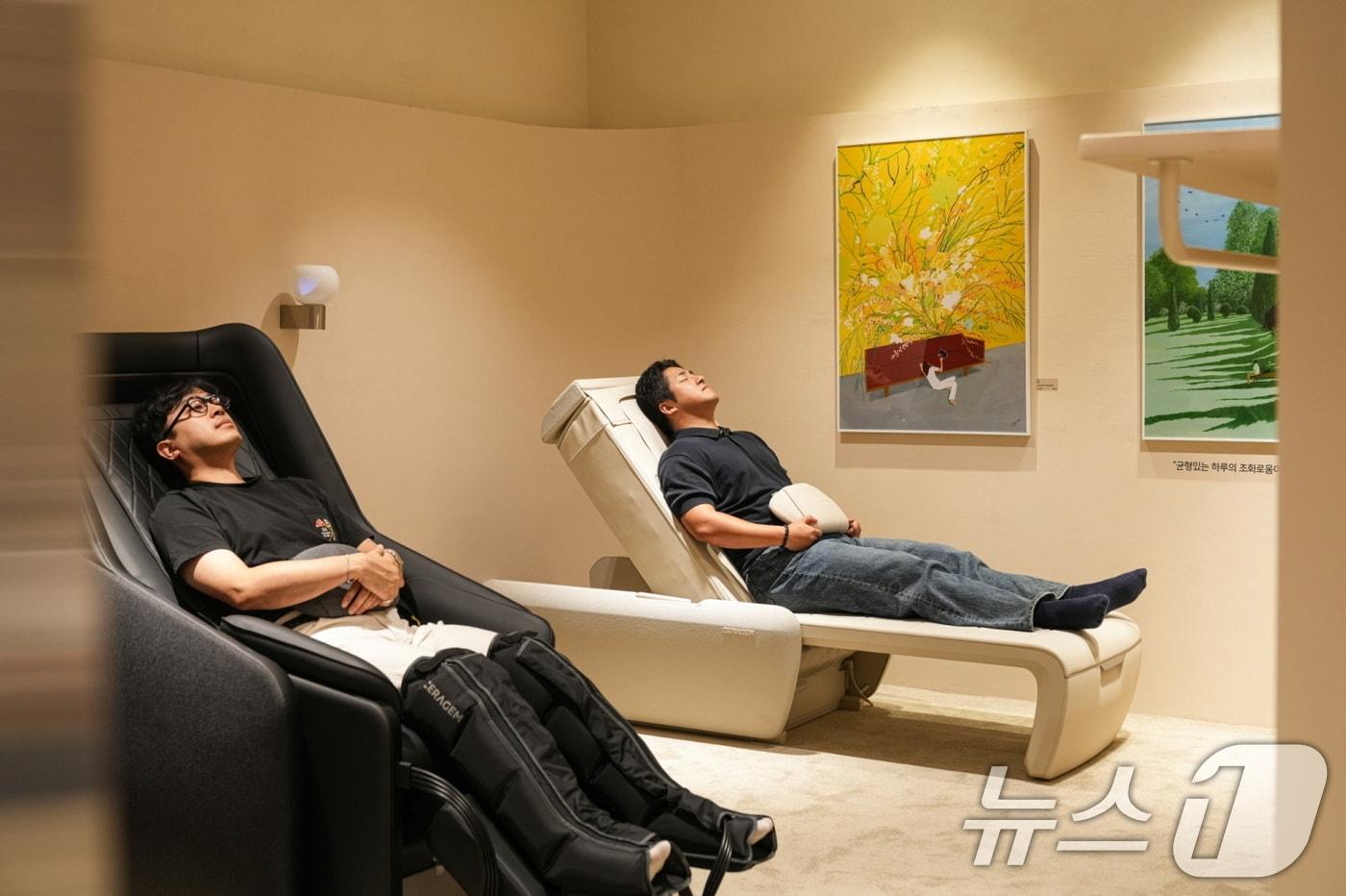 세라젬 모델들이 세라젬 ‘아트 쉼 By 꼴렉뜨 핑크’ 척추존에서 마스터V11과 마스터V9을 체험하고 있다. (세라젬 제공. 재판매 및 DB 금지) 2025.9.11/뉴스1