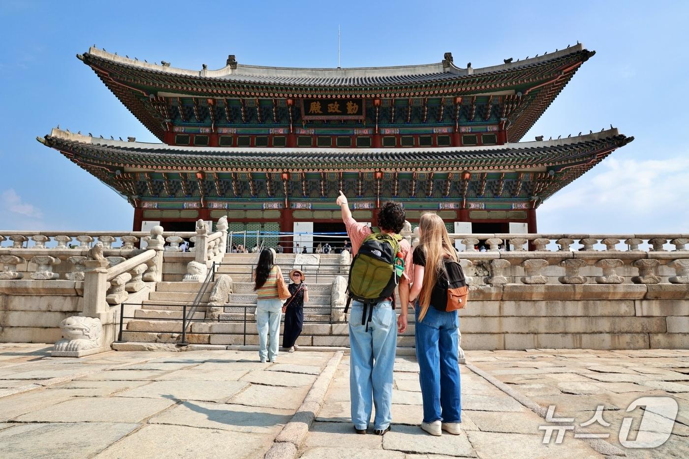 &#39;K-퀘스트 투어&#39; 한국신과 경복궁 탈환작전 이미지 &#40;한국관광공사 제공&#41;