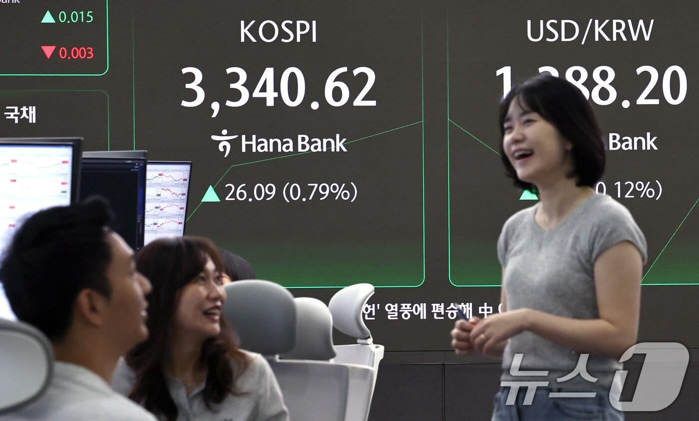 11일 오전 서울 중구 하나은행 딜링룸 전광판을 통해 표시되는 코스피 지수가 사상최고치를 경신하며 상승세를 보이고 있다. 2025.9.11/뉴스1 ⓒ News1 구윤성 기자