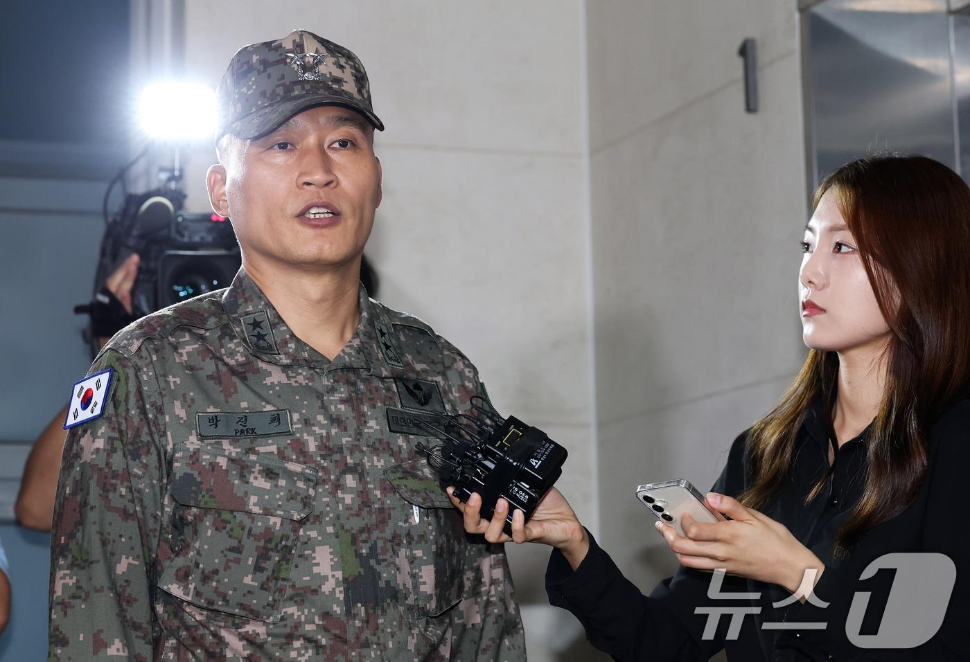 이종섭 전 국방부 장관의 최측근으로 알려진 박진희 전 국방부 군사보좌관이 11일 오전 서울 서초구 순직해병 특검(이명현 특별검사) 사무실에서 피의자 조사를 받기 위해 출석하며 입장을 밝히고 있다. 2025.9.11/뉴스1 ⓒ News1 오대일 기자