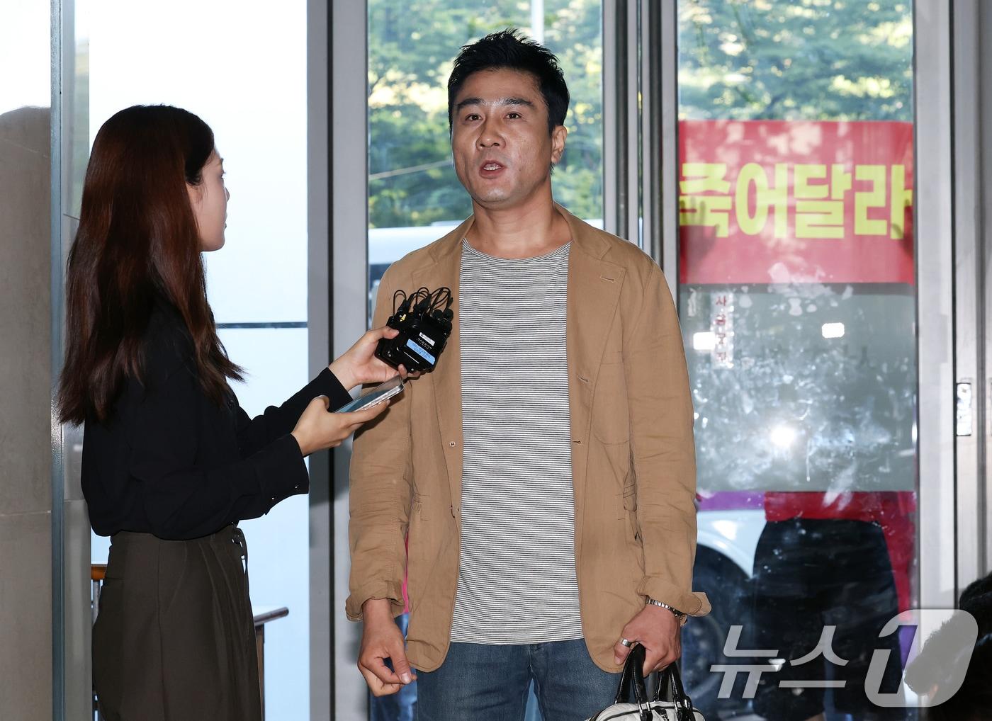 본문 이미지 - 임성근 전 해병대1사단장 구명로비 의혹과 국회 위증 등 혐의를 받는 이관형 씨가 11일 오전 서울 서초구 순직해병 특검(이명현 특별검사) 사무실에서 피의자 조사를 받기 위해 출석하며 입장을 밝히고 있다. 2025.9.11/뉴스1 ⓒ News1 오대일 기자