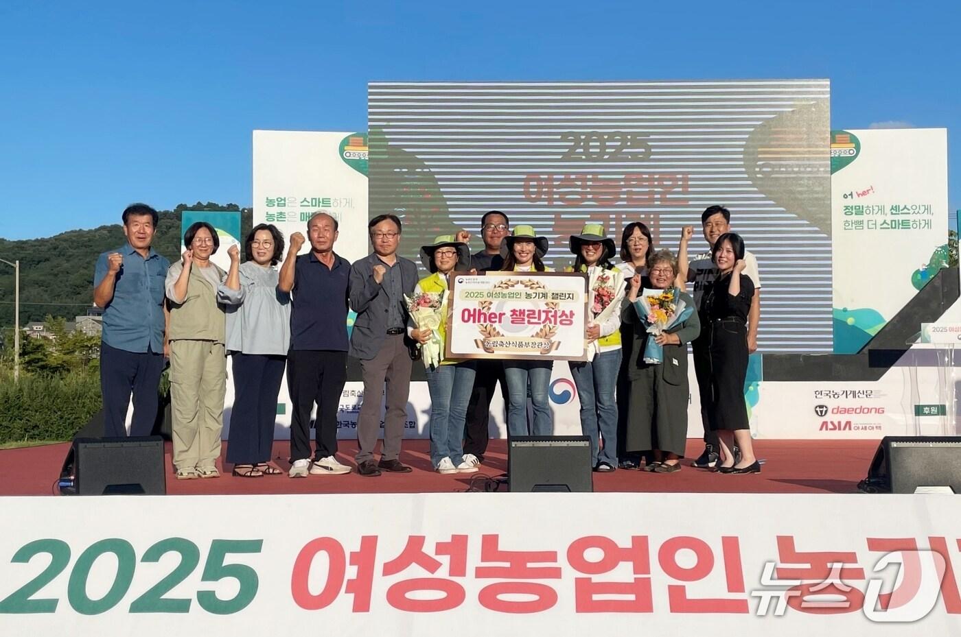 농촌진흥청 농촌인적자원개발센터에서 지난 10일 열린 2025 여성농업인 농기계 챌린지 경진대회에서 대상을 차지한 &#39;괴산깡패&#39; 팀.&#40;괴산군 제공, 재판매 및 DB금지&#41;/뉴스1