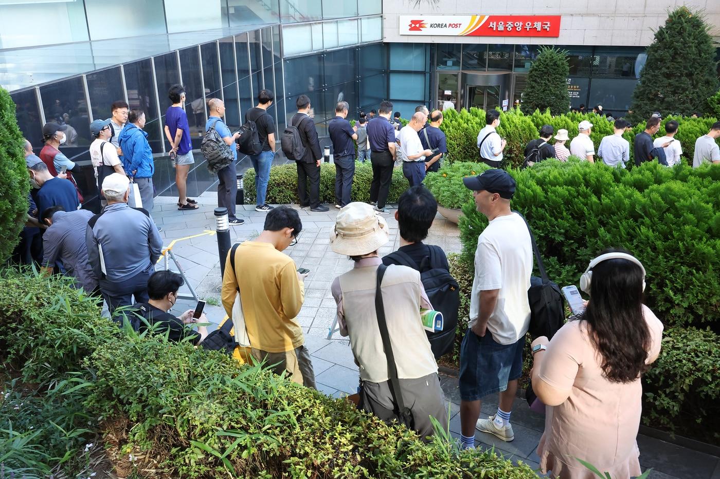 11일 오전 서울 중구 서울중앙우체국 앞에서 시민들이 이재명 대통령 취임 100일 기념 우표를 사기 위해 길게 줄을 서 우체국 영업 시작을 기다리고 있다. 2025.9.11/뉴스1 ⓒ News1 민경석 기자